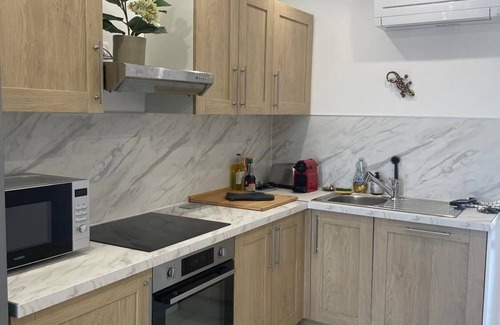Le Brusc Apartment | 🔆 At Brusc: Facing the beach Parking, Sheets, Wifi all included! 🔆