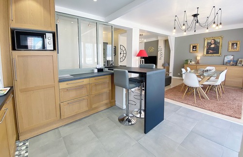 Reims Apartment | At Clém's, 8 people, private garage, wifi + Netflix