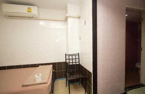 Wat Bowon Niwet House | At Home Guest House