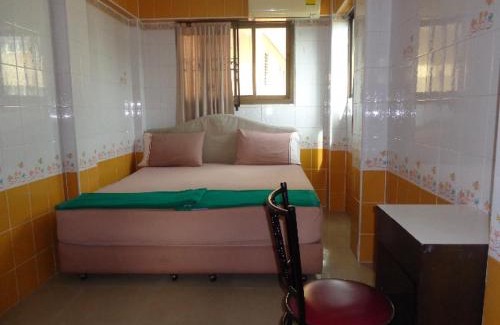 Wat Bowon Niwet House | At Home Guest House