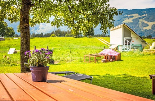 Saalfelden am Steinernen Meer Villa | Cosy apartment in villa for 6 people with TV and balcony