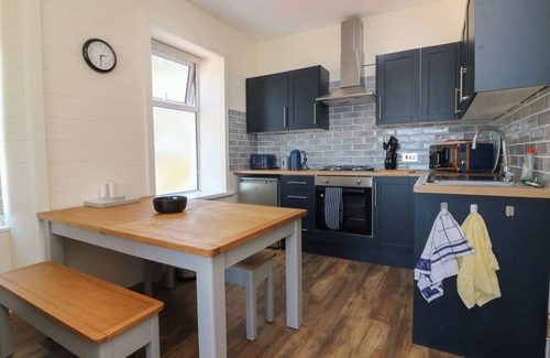 Hele Cottage | AT THE BAY APARTMENT, family friendly in Hele Bay, Ilfracombe
