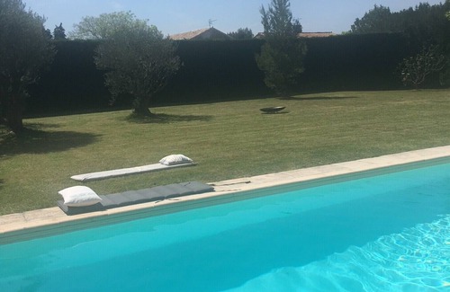 Cheval-Blanc Villa | At the foot of the Petit Luberon, secluded vacation villa