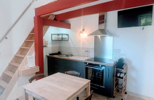 Lauzerte Apartment | At the foot of the medieval town of Lauzerte.comfortable apartment with swimming pool