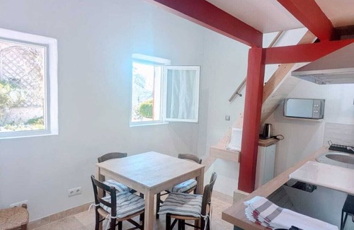 Lauzerte Apartment | At the foot of the medieval town of Lauzerte.comfortable apartment with swimming pool