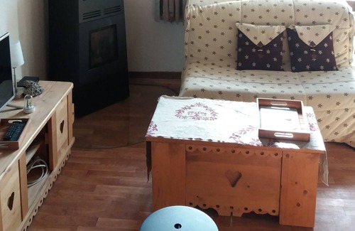 Eyne 2600 Apartment | At the foot of the ski slopes comfortable apartment with terrace and stove
