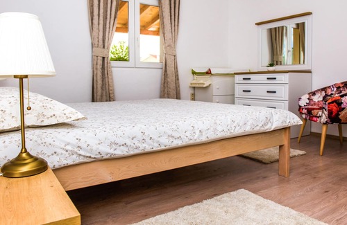 Cavoglave House | At the foot of the Svilaja Mountains welcomes you this beautiful vacation home with swimming pool.