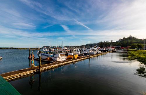 Ilwaco Hotel | At The Helm Hotel