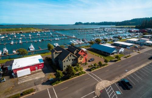 Ilwaco Hotel | At The Helm Hotel