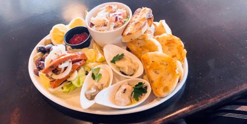 Ilwaco Hotel | At The Helm Hotel