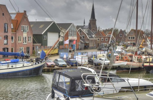 Monnickendam Apartment | At the water, maritime furnished apartment, private entrance, with scaffolding