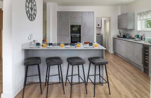 Ampney Crucis House | At Waters Edge | Lakehouse, Hot Tub + Rowing Boat