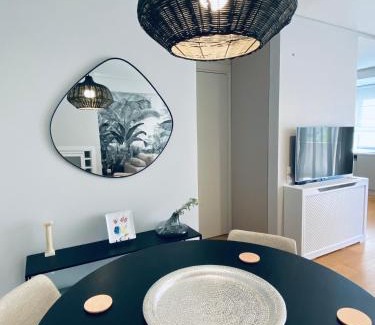 Alimos Apartment | Athens Riviera 2-Bed Apt & Pool Access #Unoblu®