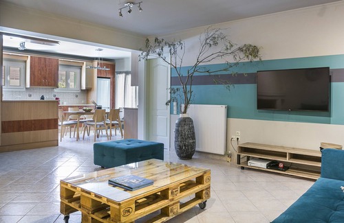 Lakithra Villa | ATHINAIS LAK VILLA,6 bedrooms,private pool, barbeque