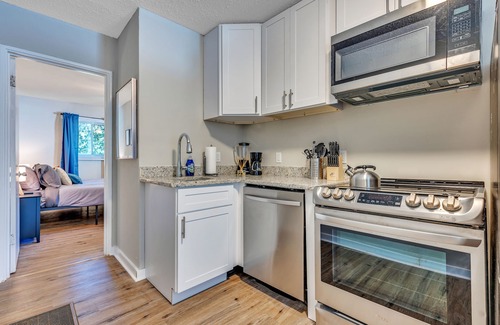 Eagan Park House | ATL Stopover: Cozy & Convenient with Parking