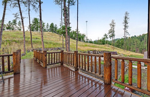 Hill City House | Atmospheric log lodge with firepits & ping-pong