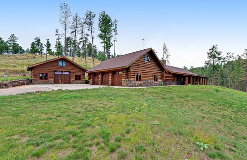Hill City House | Atmospheric log lodge with firepits & ping-pong