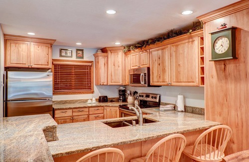 Historic District Condo | Atrium Bluebird Condo: Great Downtown Breck Location