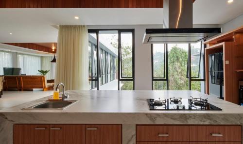 Bandung Villa | Atsuka Hill View Villa 8 bedrooms with a private heated swimming pool