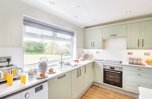 Garn Fadryn Cottage | Attached cottage tucked down a pretty lane only a short drive from Pwllheli.