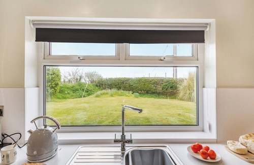 Garn Fadryn Cottage | Attached cottage tucked down a pretty lane only a short drive from Pwllheli.