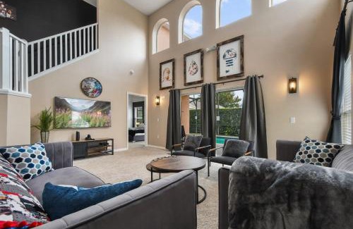 Lake Berkley House | Attention Star Wars fans Amazing 6 BR pool