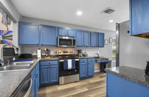 Lake Berkley House | Attention Star Wars fans Amazing 6 BR pool
