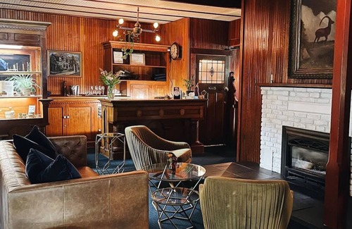 Seaview Hotel | Attic Historic Queen at Shelburne Hotel at Long Beach Peninsula!