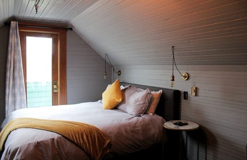 Seaview Hotel | Attic Historic Queen at Shelburne Hotel at Long Beach Peninsula!