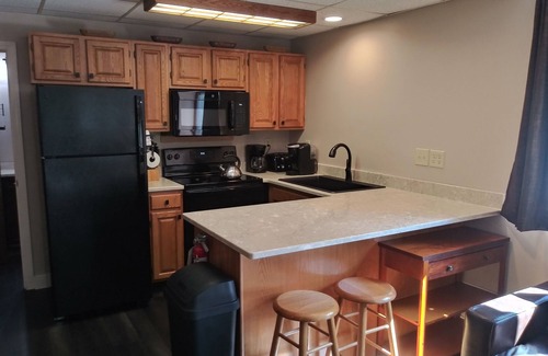 Bartlett Apartment | Attitash Resort * RENOVATED Condo sleeps 6 * New Hampshire - White Mountains