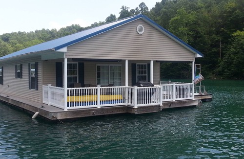 Big Creek Boat Rental | Attitude Adjustment Beautiful Floating Home on Scenic Norris Lake
