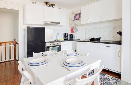 Isigny-sur-Mer Cottage | Attractive Apartment in Isigny-sur-Mer