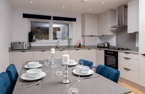Walworth Apartment | Attractive Deluxe South Central Apartment