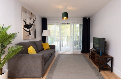 Walworth Apartment | Attractive Deluxe South Central Apartment