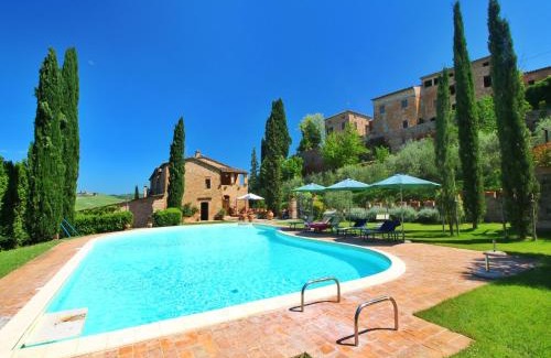 Vergelle House | Attractive Farmhouse in Montalcino with Terrace