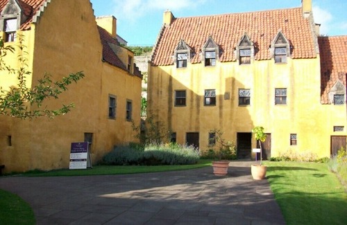 Kirkcaldy Apartment | Attractive, Refurbished, Victorian Holiday Apartment in Central Kirkcaldy Fife