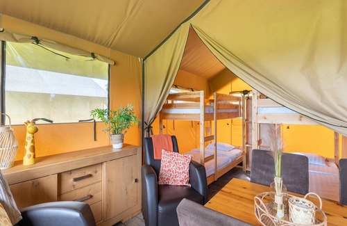 Zwiggelte House | Attractive tent lodge in Zwiggelte with garden