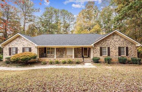 Fayetteville House | Attractively decorated with a tree house view