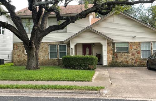 Milwood House | ATX North- Private room and Bathroom in Quiet Neighborhood
