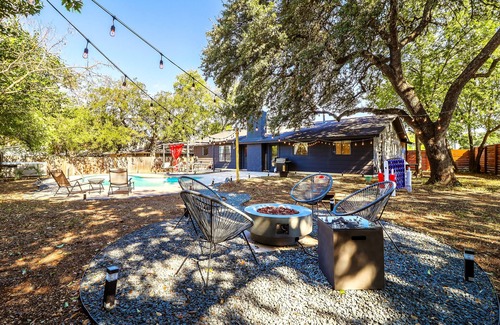 Austin House | ATX Oasis retreat - pool, hot tub, games & more! Trendy modern setup.