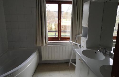 Bohon House | Au Bord De L'eau