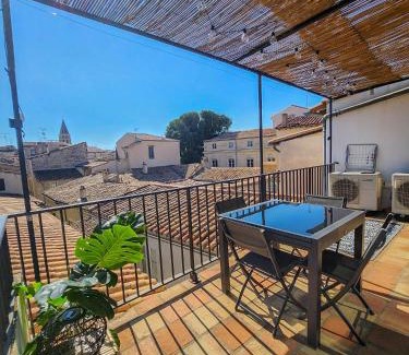 Nimes City Centre Apartment | Au cœur du centre historique - Immeuble classé - Terrasse - climatisé