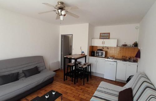 Le Brusc Apartment | Au calme à 2min mer Parking Balcon Wifi Clim!