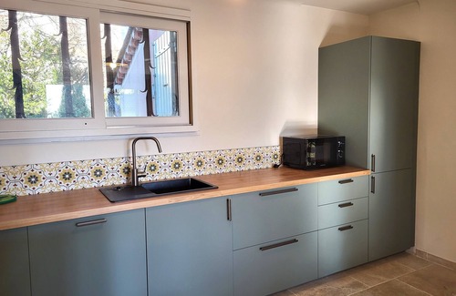 Saint-Saturnin-les-Apt House | Au Centre du Village, Maison Avec Beau Jardin Arboré , Piscine Chauffée