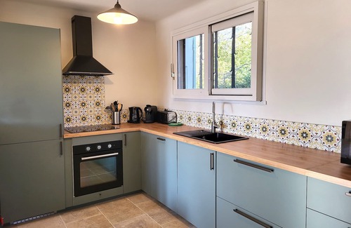 Saint-Saturnin-les-Apt House | Au Centre du Village, Maison Avec Beau Jardin Arboré , Piscine Chauffée