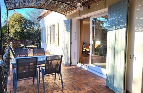 Saint-Saturnin-les-Apt House | Au Centre du Village, Maison Avec Beau Jardin Arboré , Piscine Chauffée