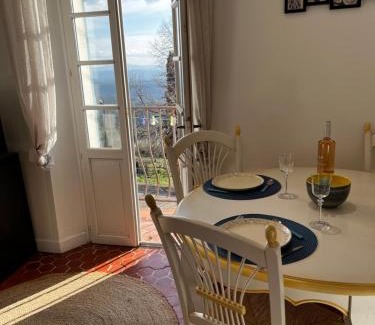 Tourtour Apartment | Au coeur du village avec petit balcon plein sud