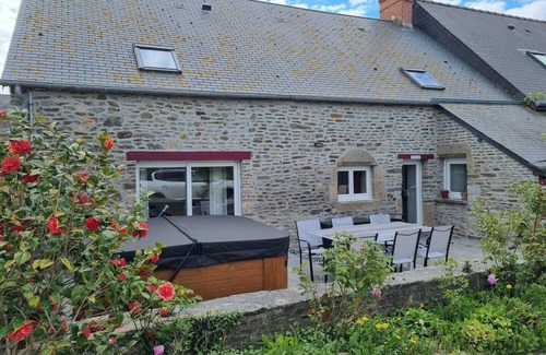 Pontorson Cottage | Au Mont De La Rive #Jacuzzi & Mont-Saint-Michel #