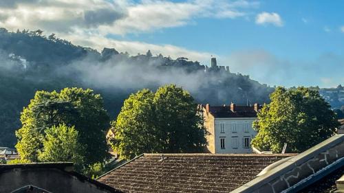Vienne Apartment | Au petit Vélo de Vienne - Balcon, Vue Panoramique & Parking gratuit
