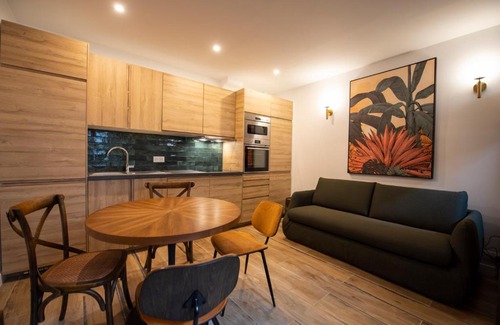 7th Arrondissement Apartment | Au pied de la Tour